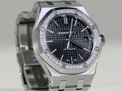 Close up al elegante Audemars Piguet Royal Oak Lady