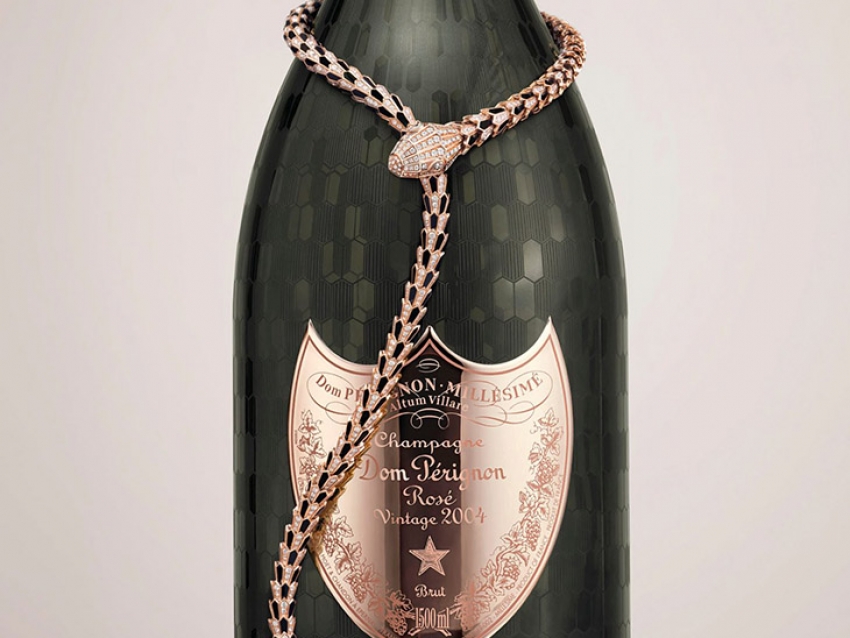 El exclusivo Dom Pérignon Rosé con collar Bulgari incluido